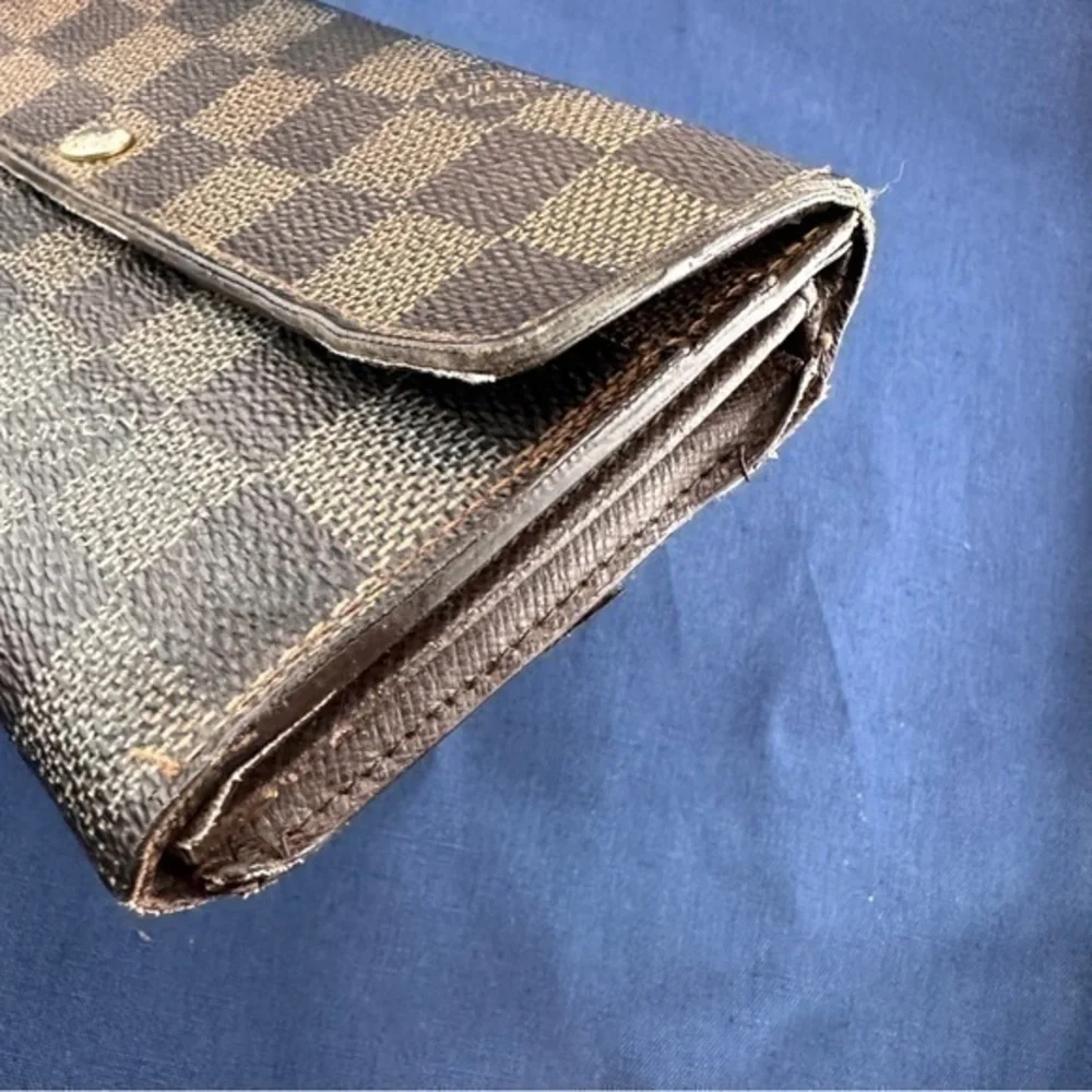 AUTHENTIC Louis Vuitton wallet. Damier Graphite Canvas.
